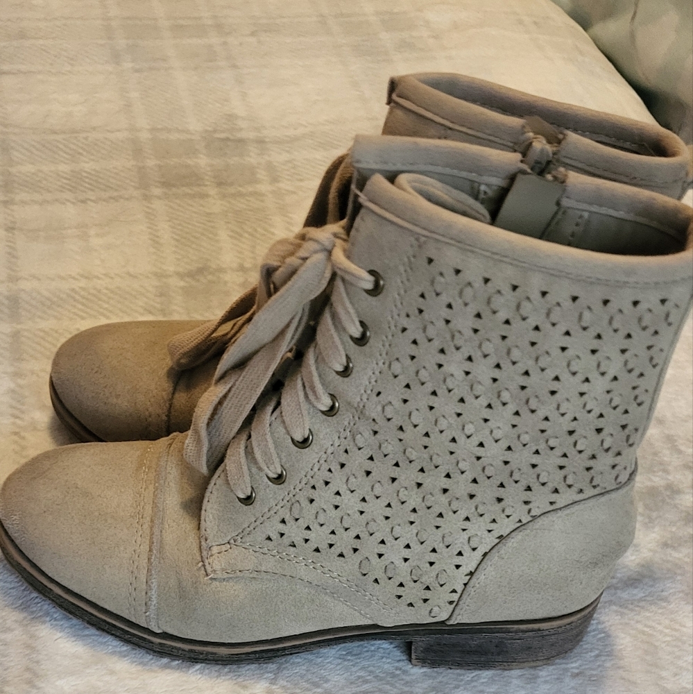 Justice Perforated Look Granny Boots (Sz 4 Girls) Fits Women Sz 6